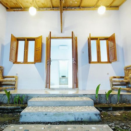 Sentul Hostel Kuta  Buitenkant foto