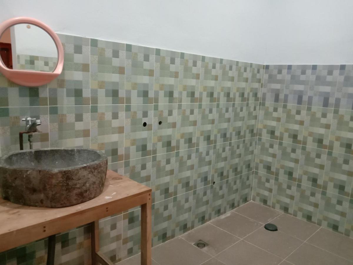 Sentul Hostel Kuta  Buitenkant foto